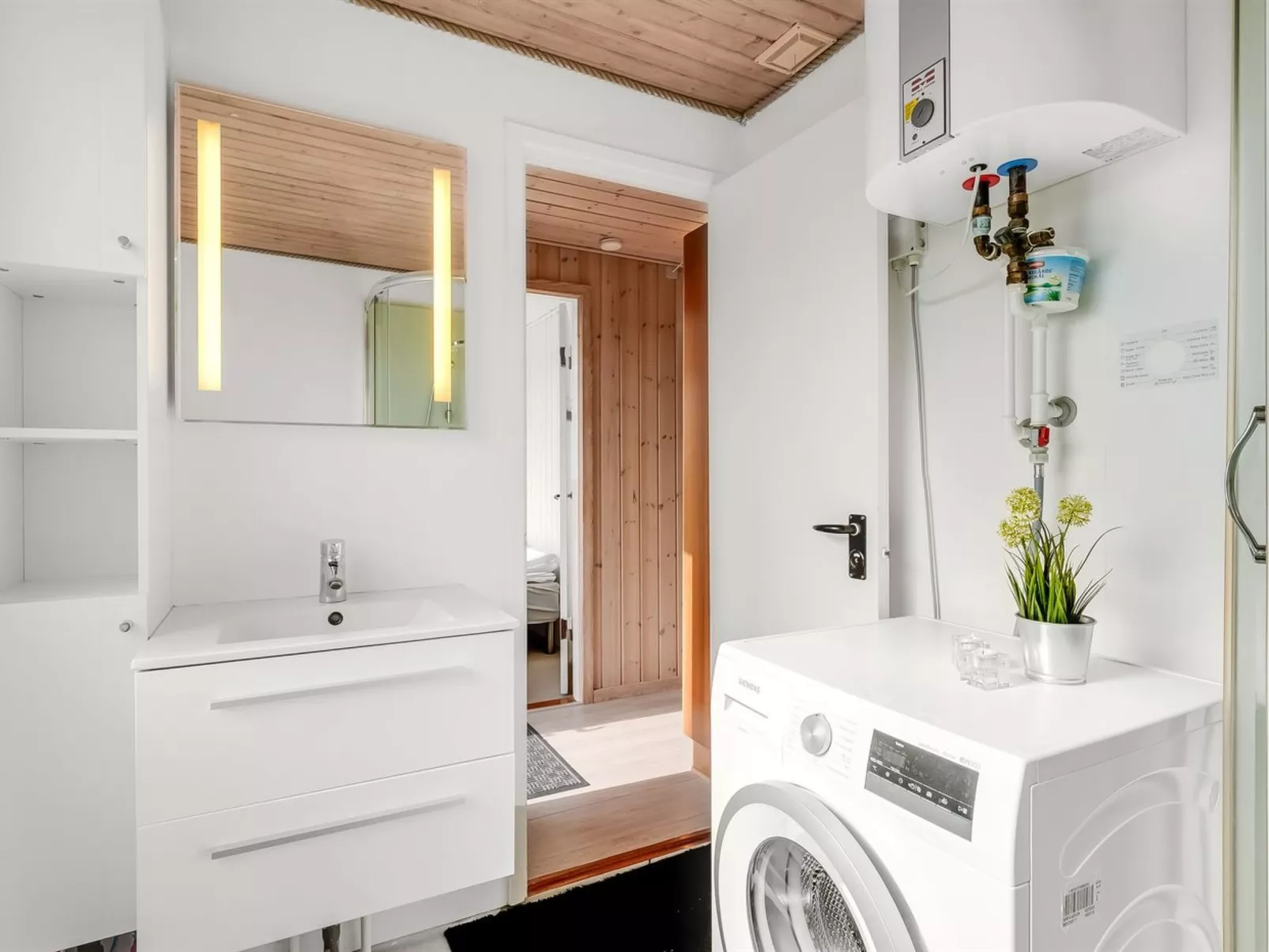 "Brenda" - 300m to the fjord-Inside