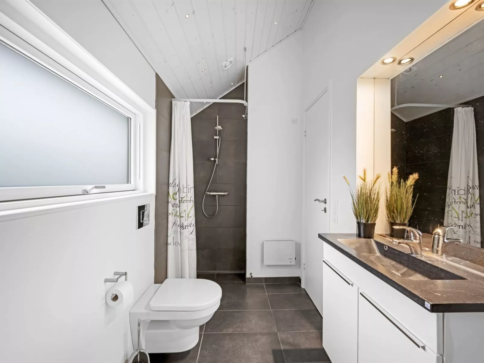 "Ketilbiorn" - 1.2km to the fjord-Inside