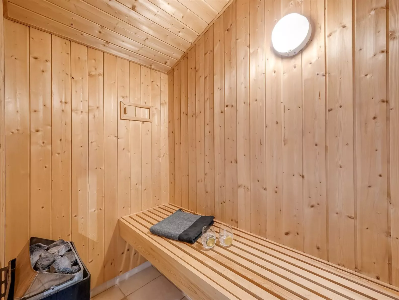 "Ingbritt" - 700m to the fjord-Drinnen