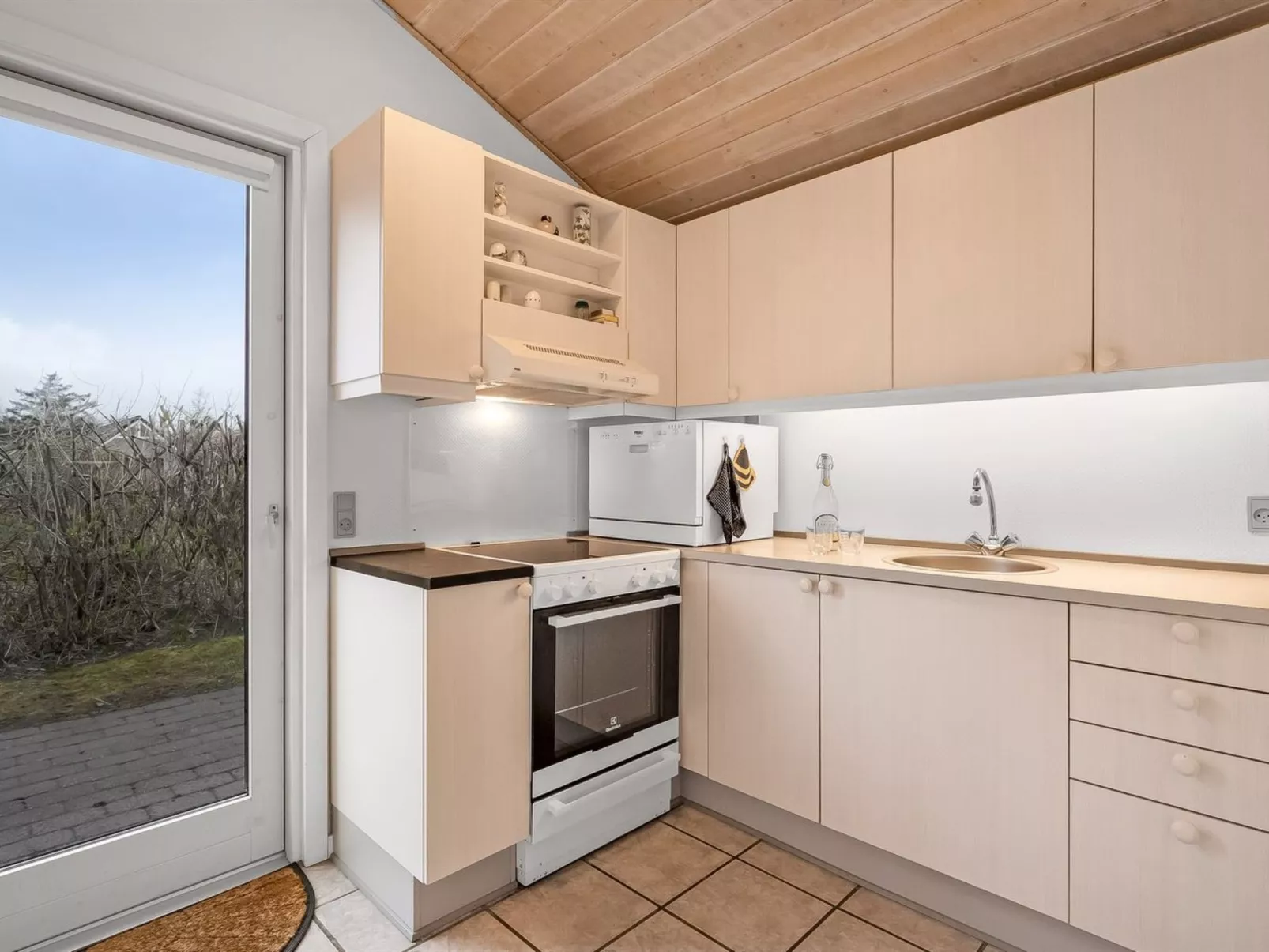 "Marten" - 1.2km to the fjord-Inside