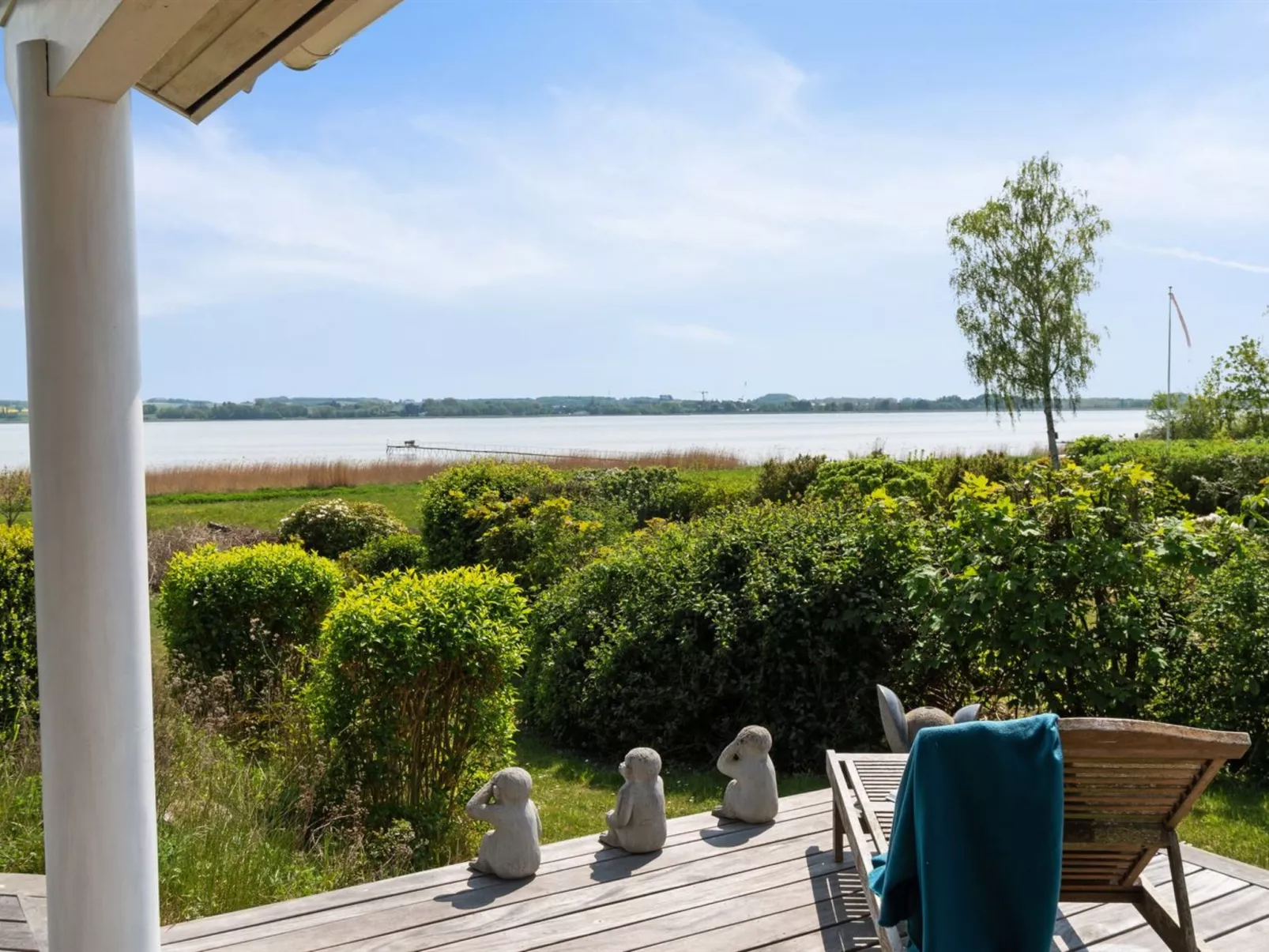 "Brunman" - 10m to the fjord-Outside