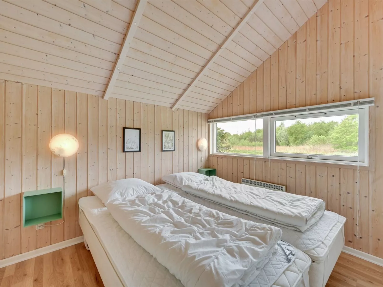 "Binna" - 1.2km to the fjord-Drinnen