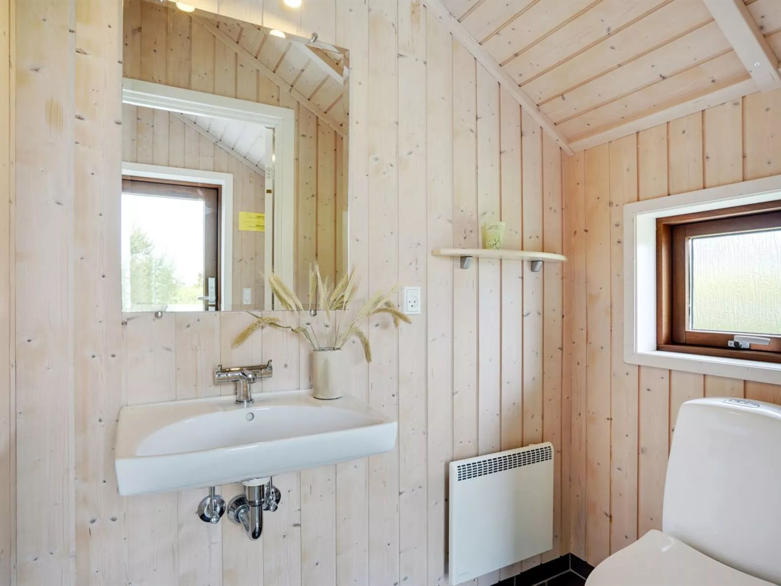 "Chermeine" - 1.2km to the fjord-Inside