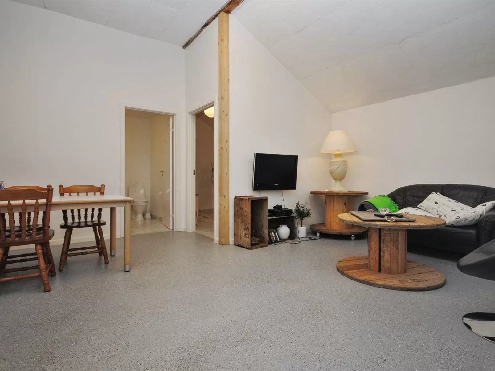 "Millie" - 3km to the fjord-Inside