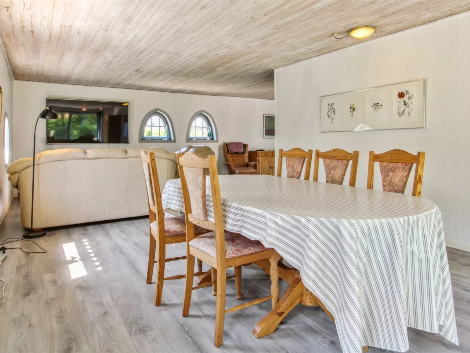 "Aku" - 24km from the sea-Drinnen