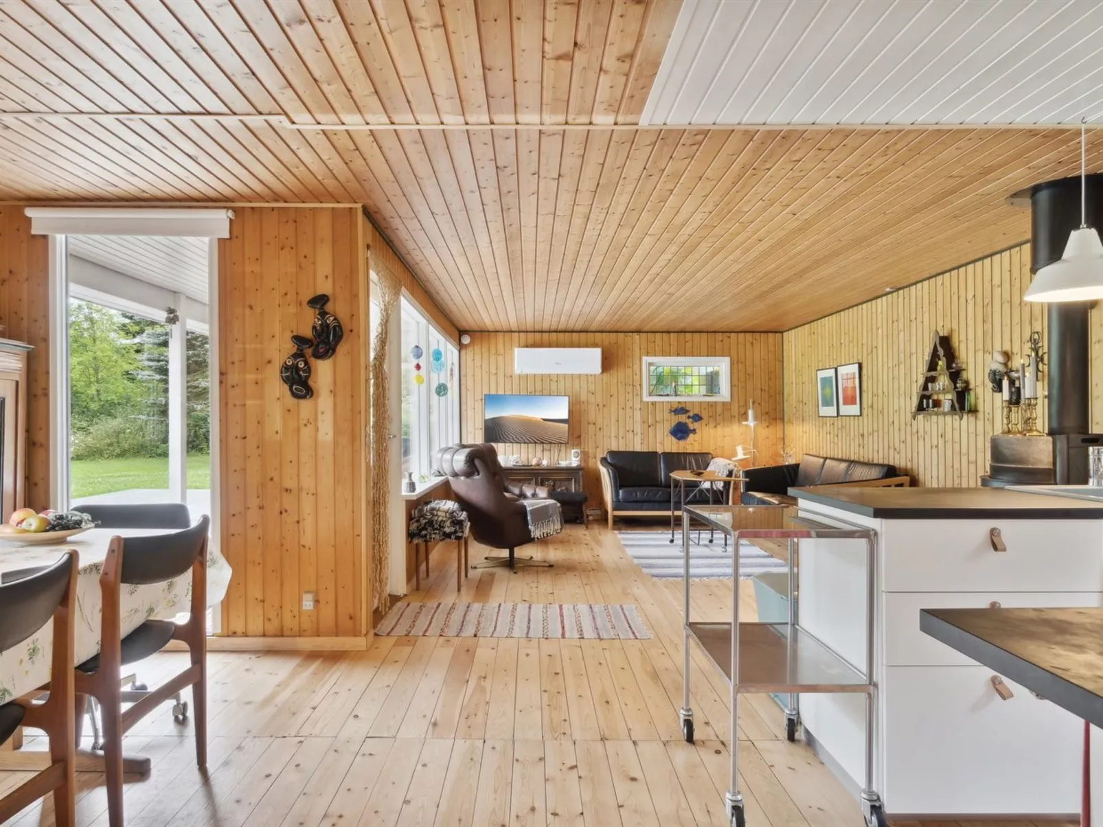 "Gunlög" - 1.3km from the sea-Inside