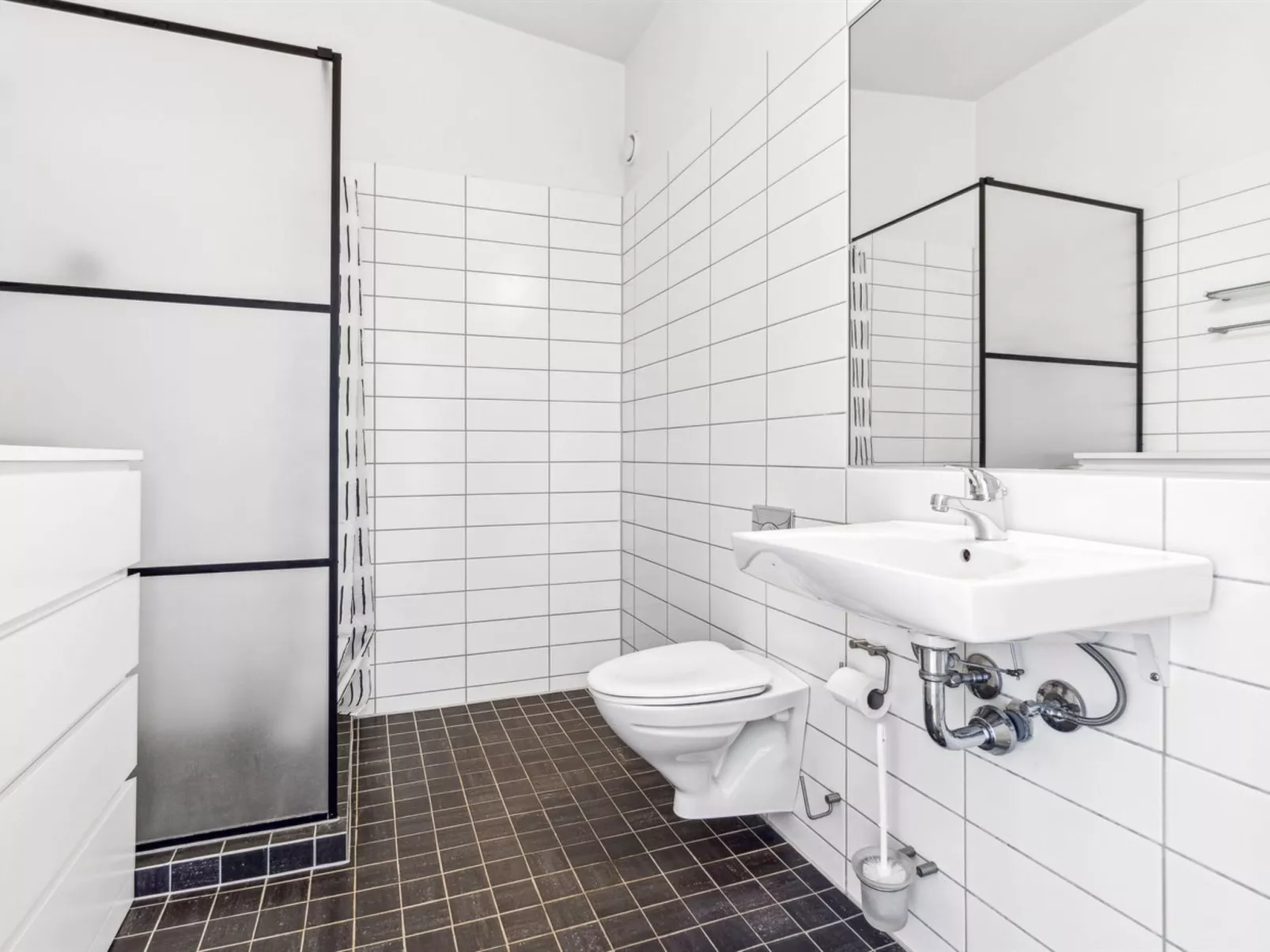 "Kimi" - 100m from the sea-Inside