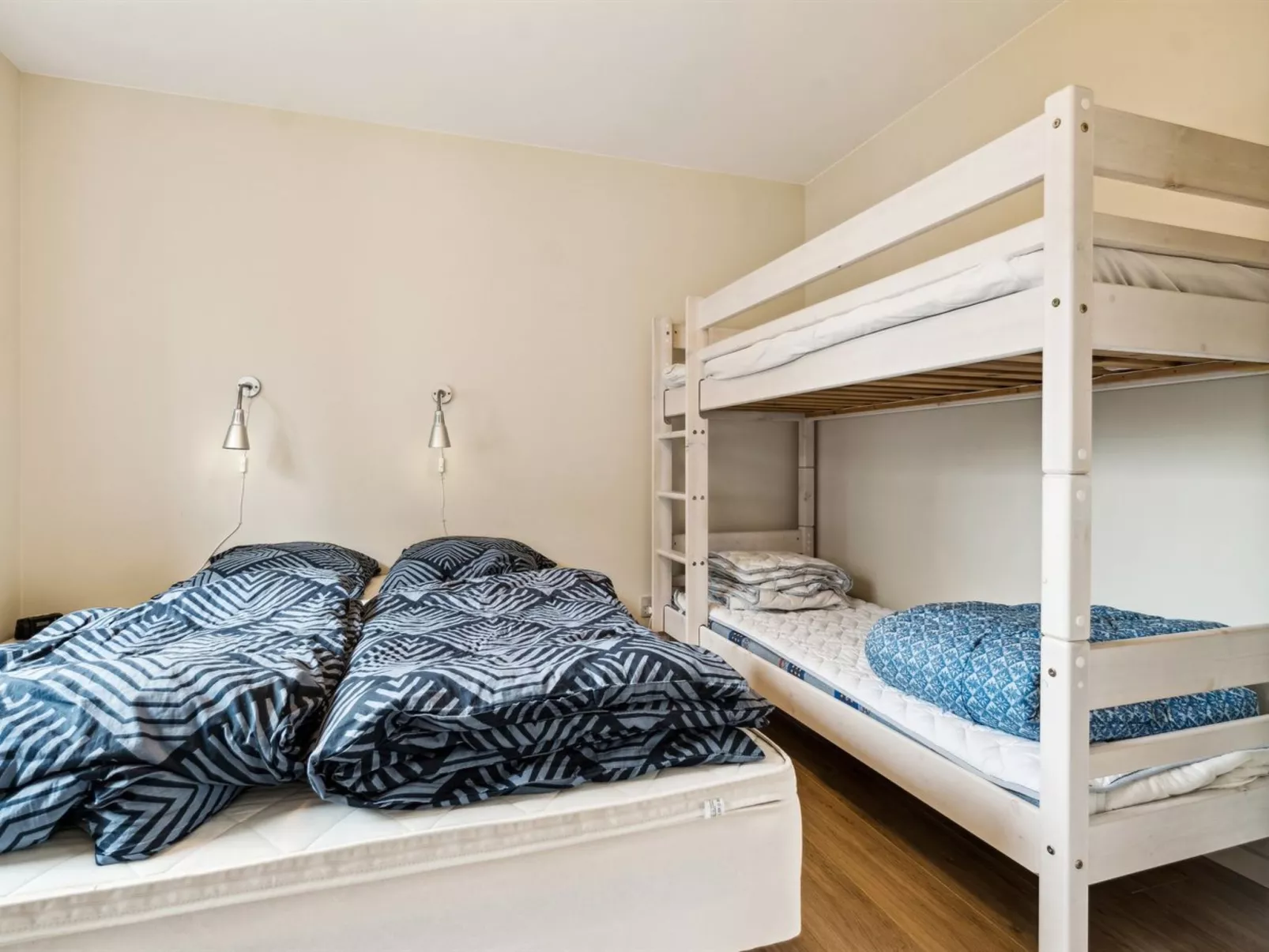 "Luchia" - 200m to the fjord-Drinnen