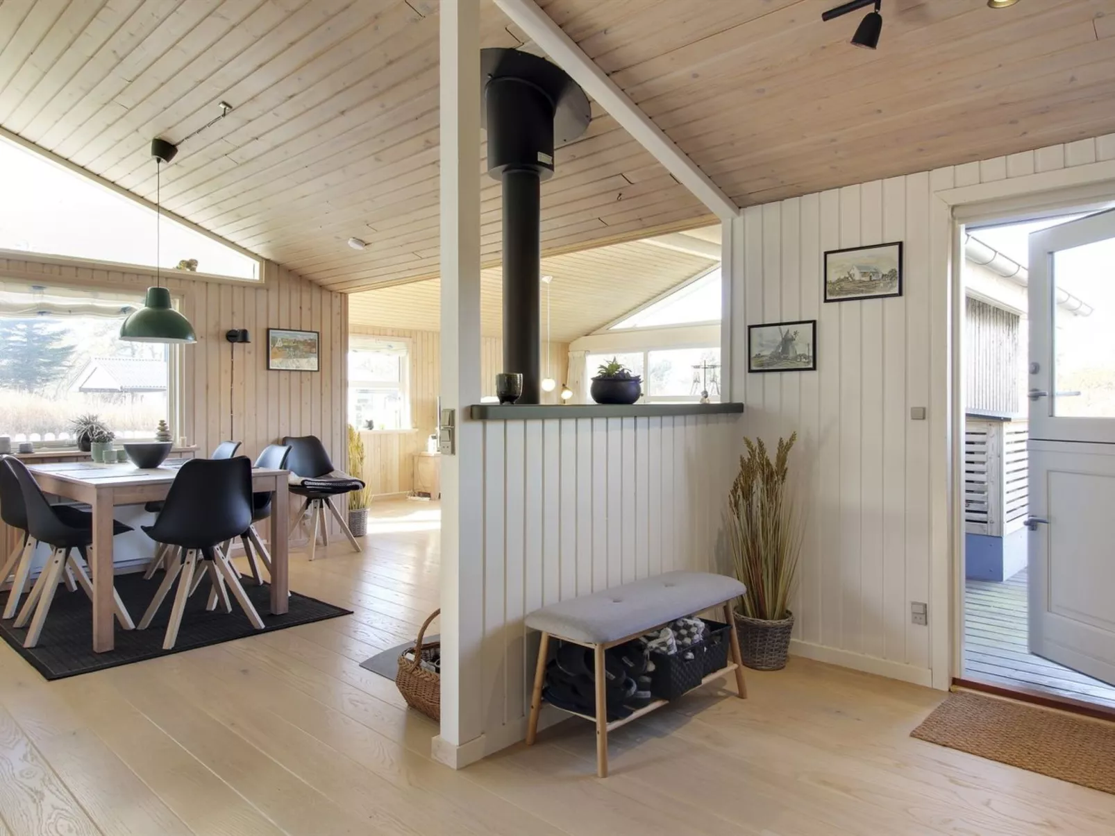 "Fridhild" - 875m from the sea-Drinnen