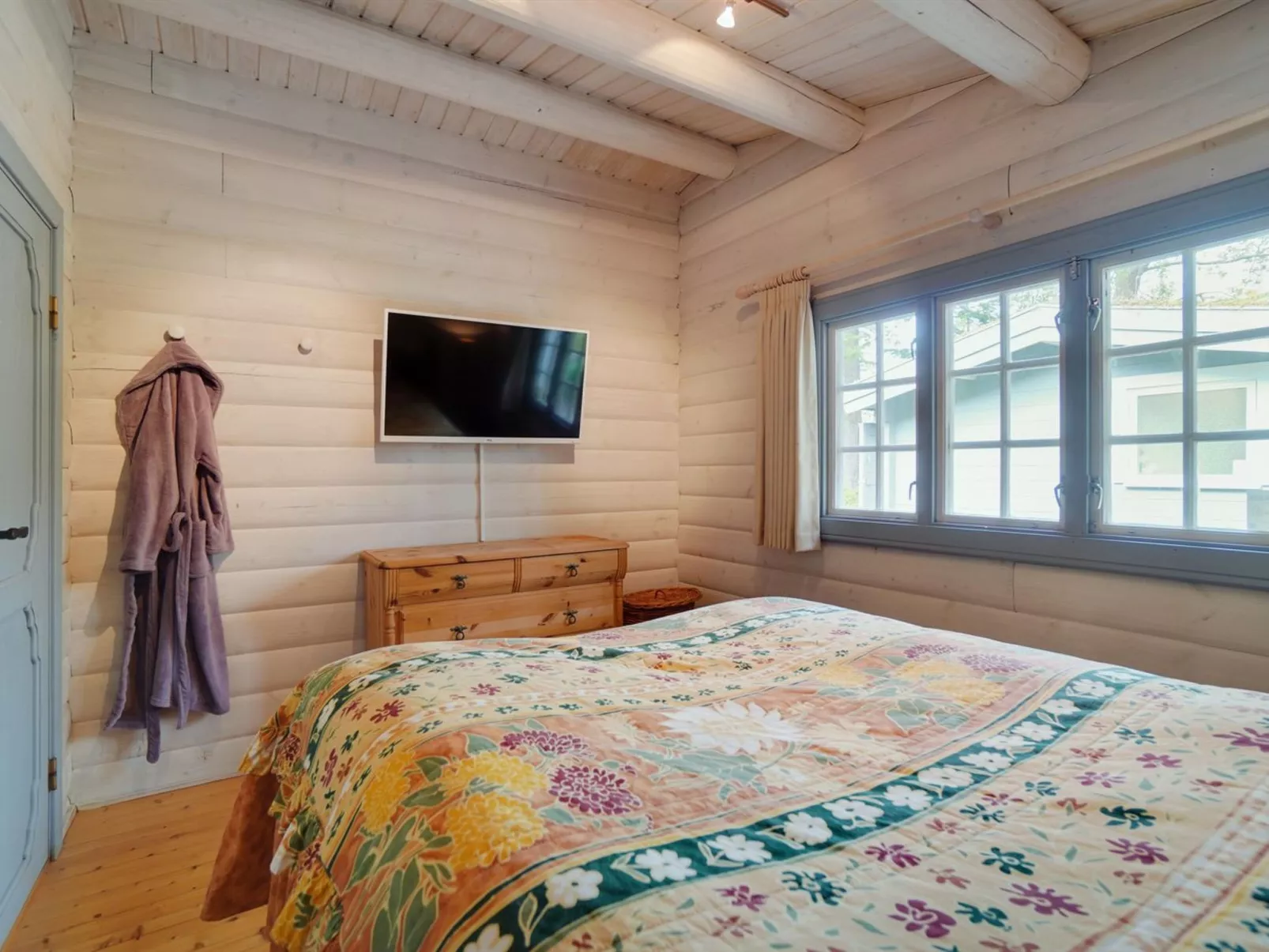 "Till" - 1.6km from the sea-Dedans