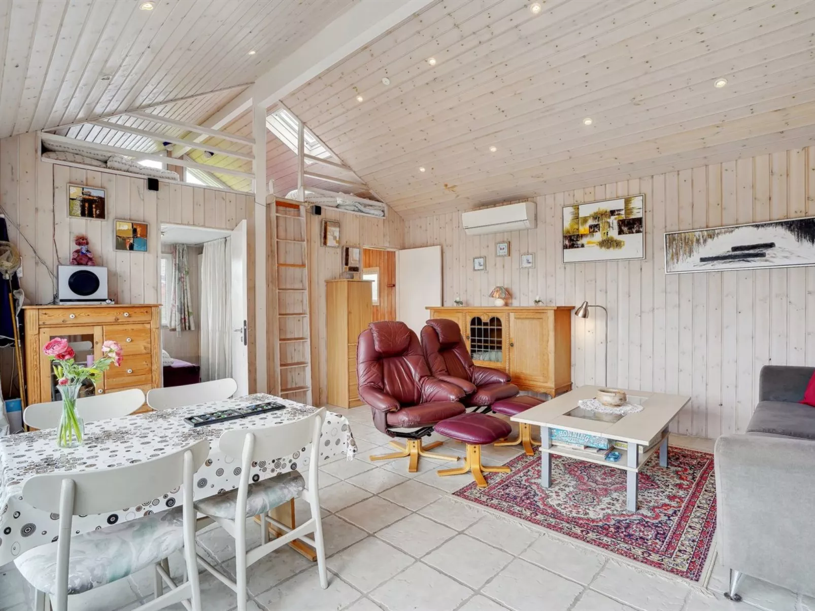 "Ormar" - 100m to the fjord-Drinnen