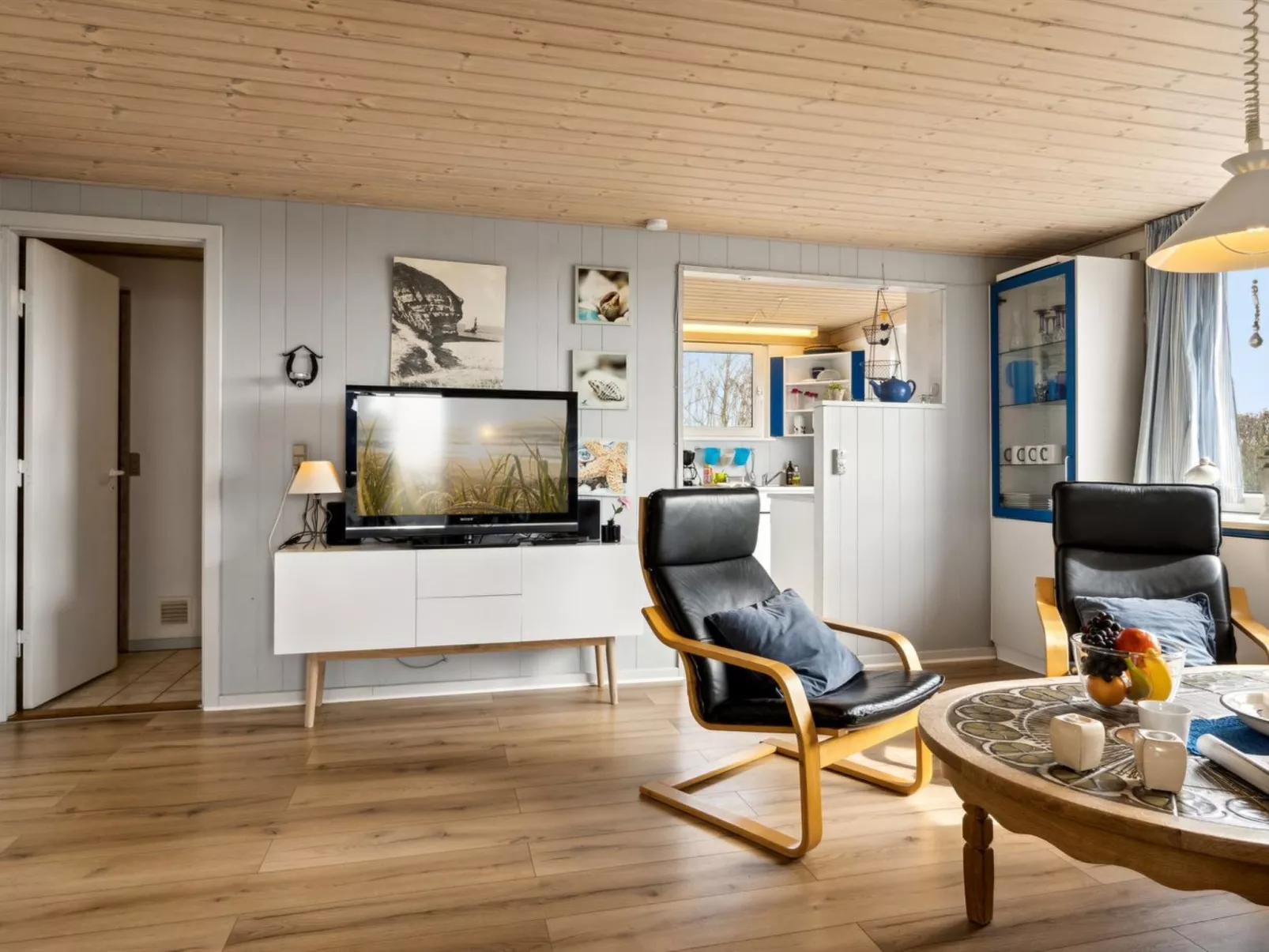 "Aletha" - 300m to the fjord-Drinnen