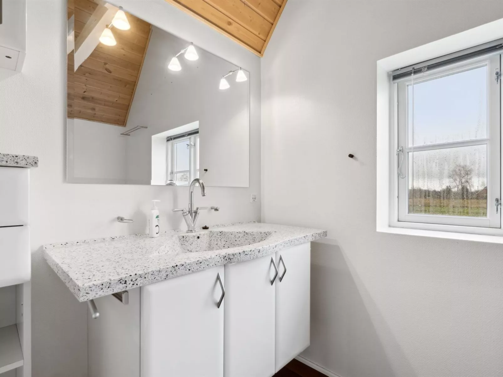 "Adrienne" - 6.4km from the sea-Inside