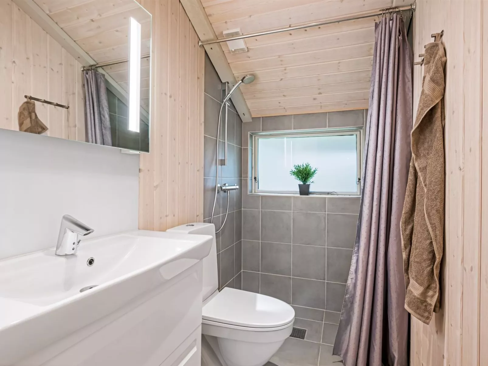 "Orm" - 2.3km from the sea-Drinnen