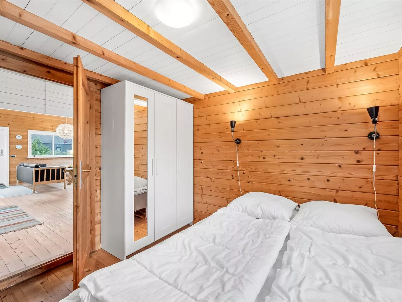 "Oddger" - 250m to the fjord-Drinnen