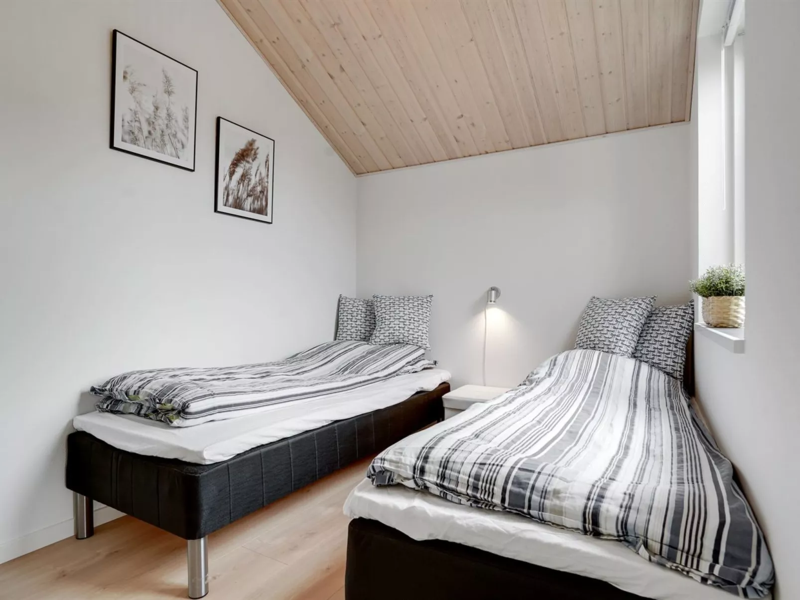 "Jörgen" - 100m from the sea-Dedans