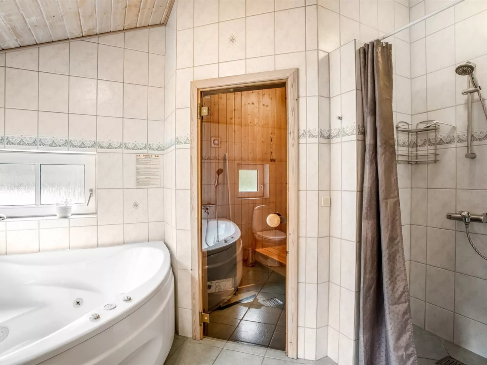 "Ronna" - 2.2km from the sea-Inside