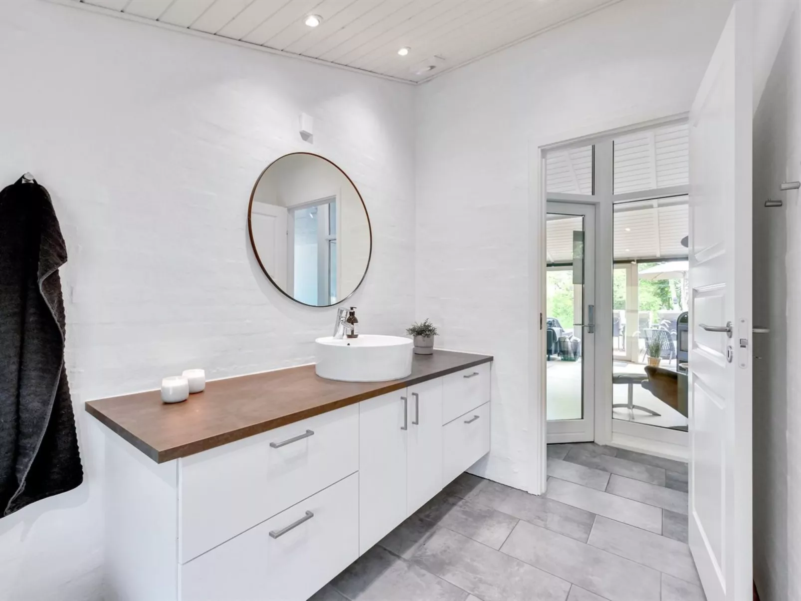 "Liviana" -  from the sea-Drinnen