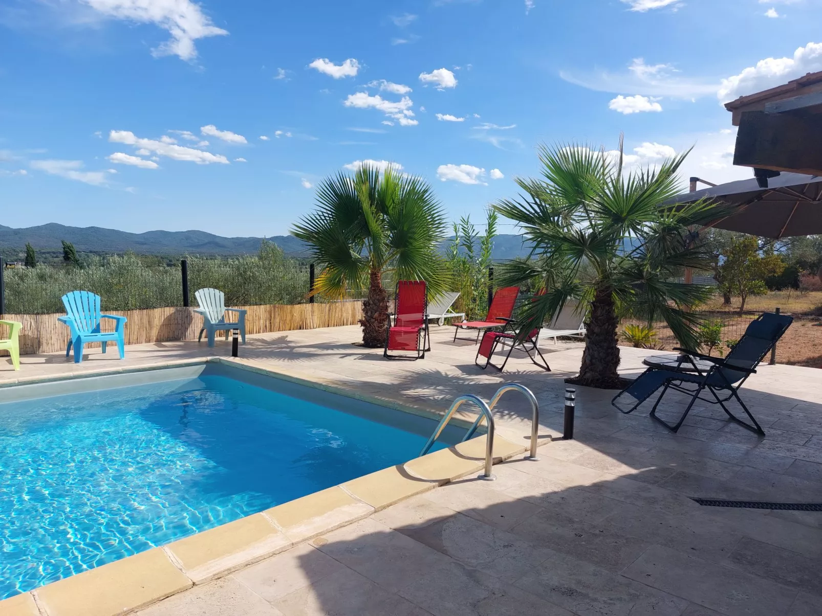 Les Lauriers Blancs-Outside