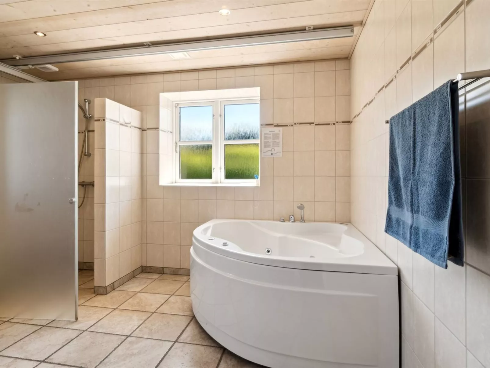 "Hjalmar" - 400m from the sea-Drinnen