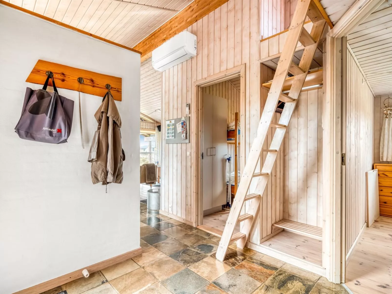 "Hughe" - 200m from the sea-Inside