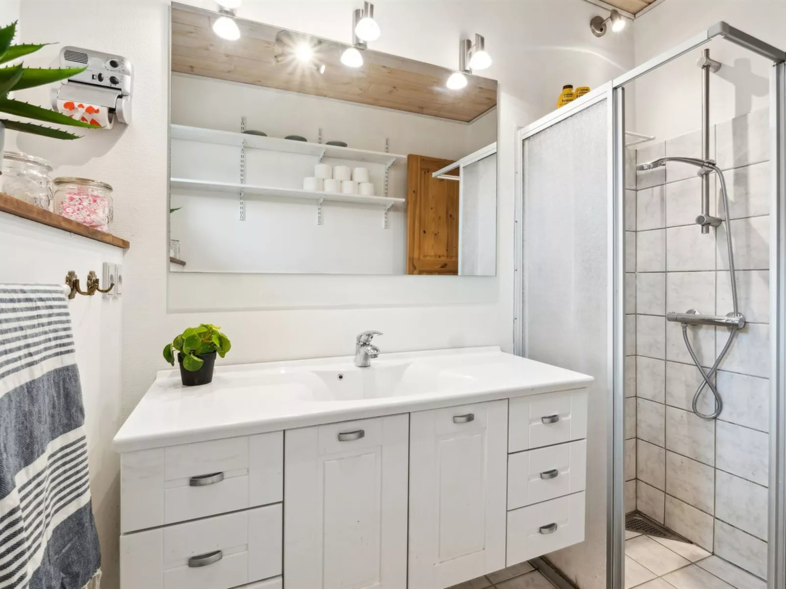 "Janin" - 400m from the sea-Drinnen