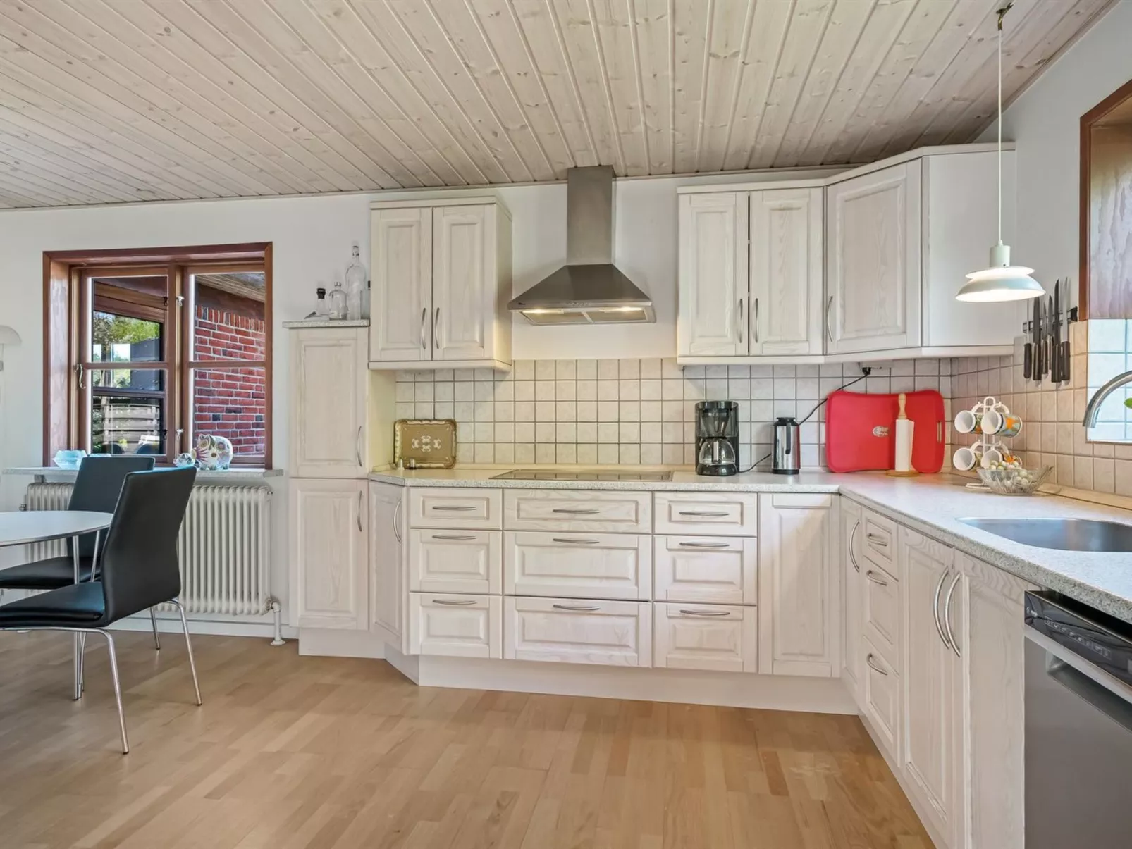 "Satu" - 2km from the sea-Inside