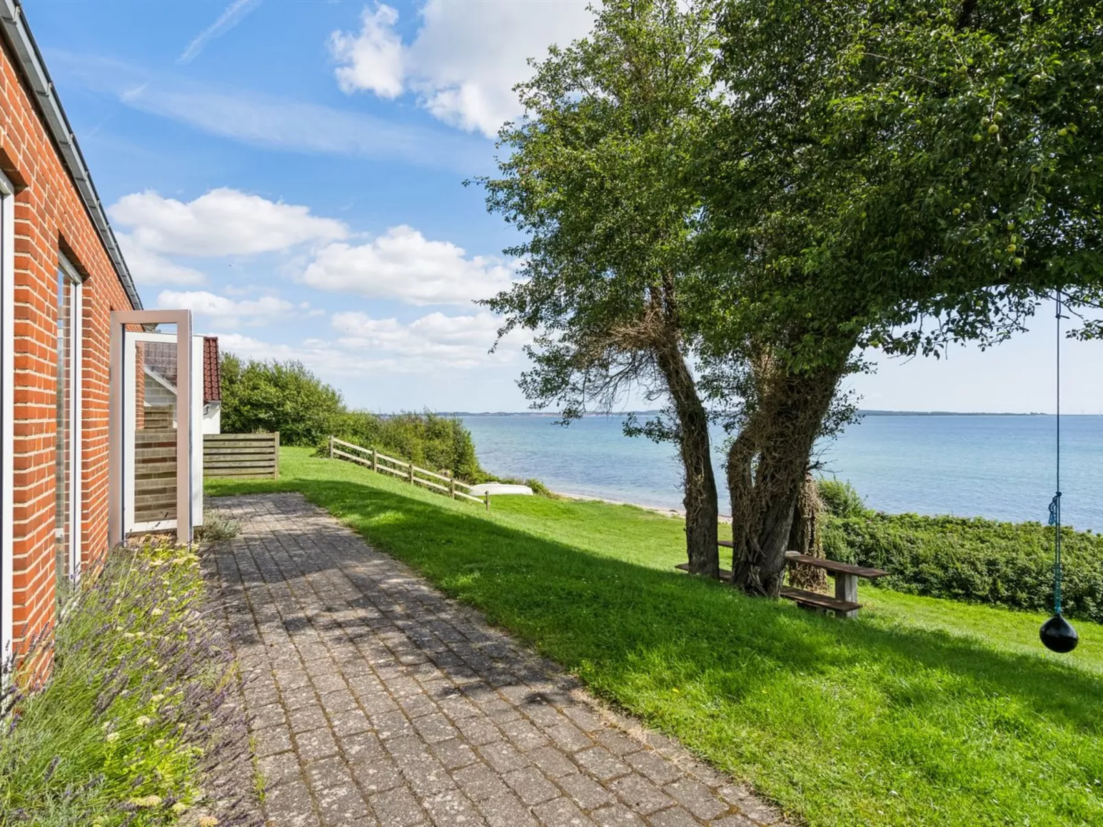 "Bryngeir" - 25m from the sea-Outside