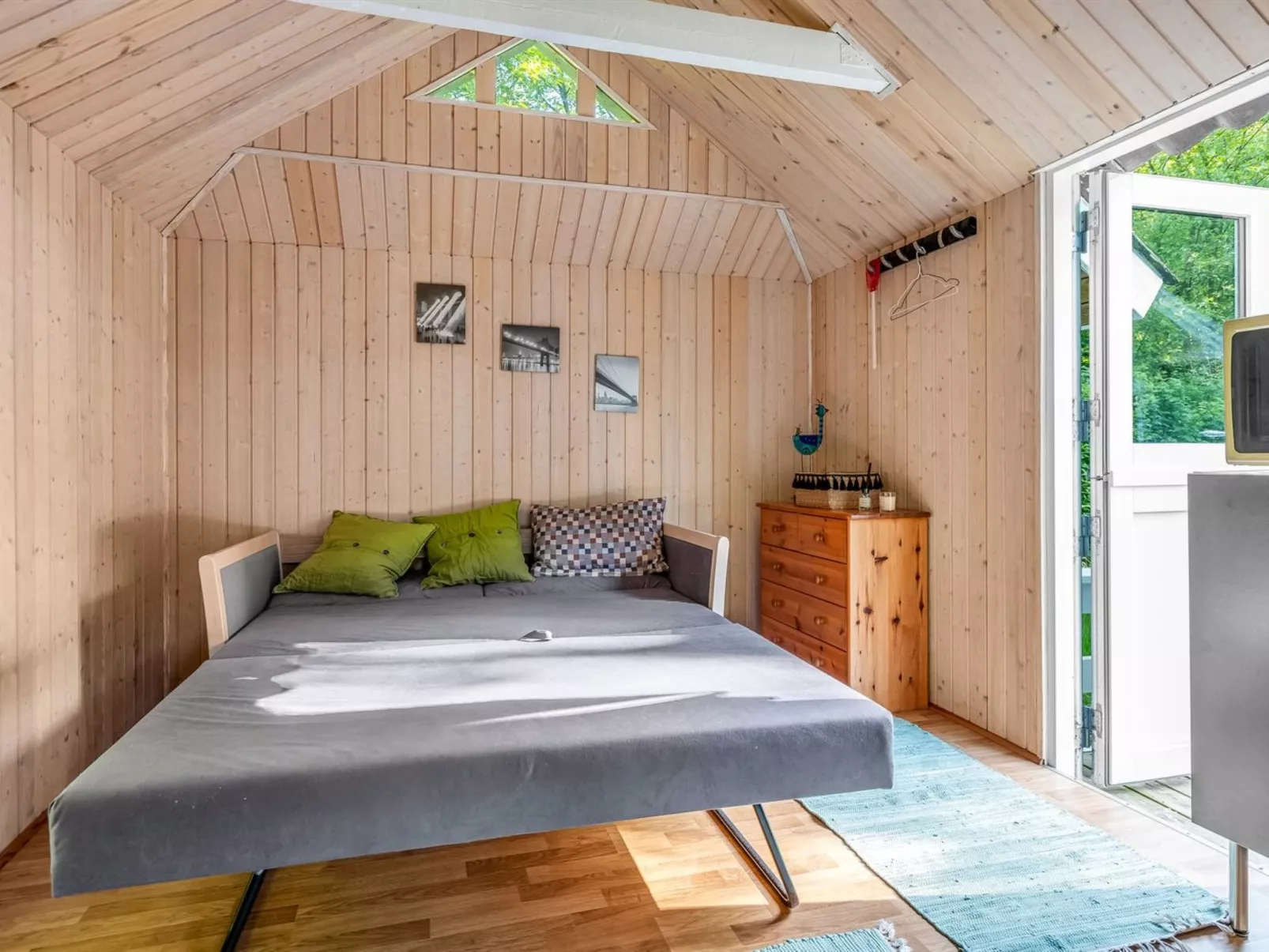 "Ung" - 30km from the sea-Inside