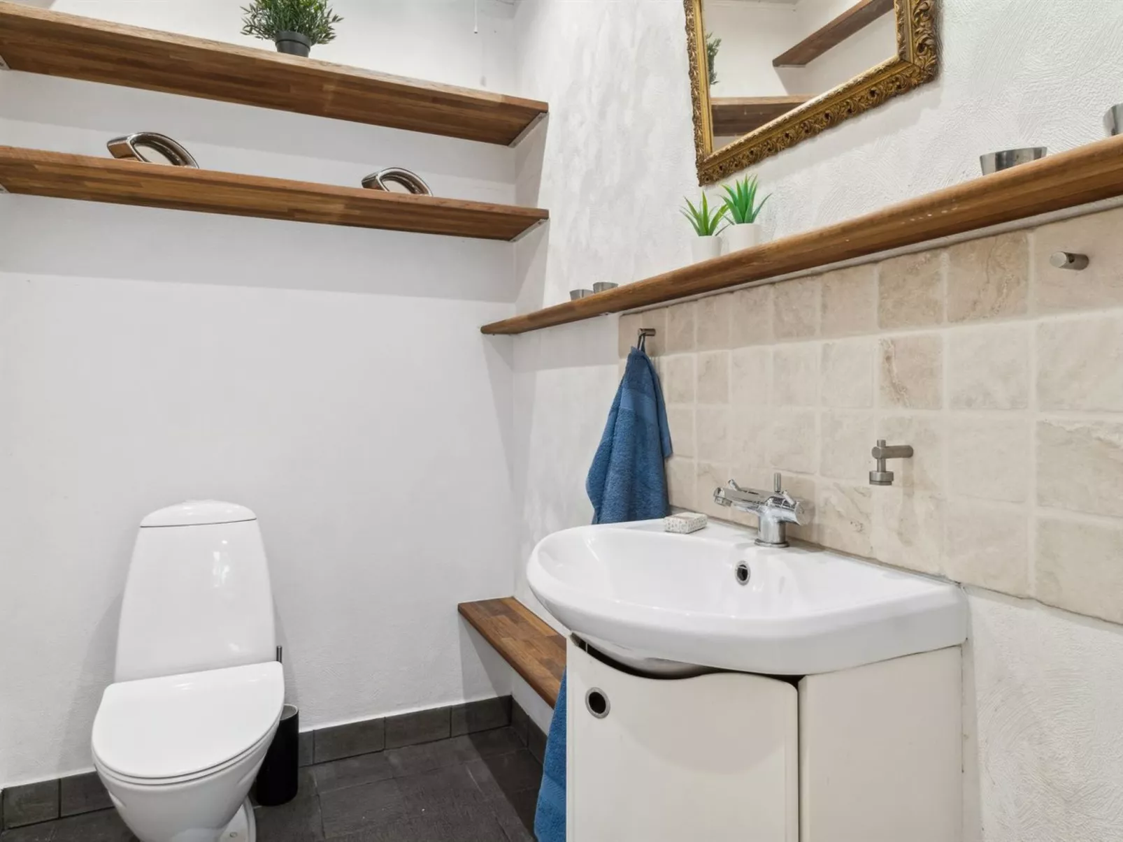 "Ingert" - 1km from the sea-Inside