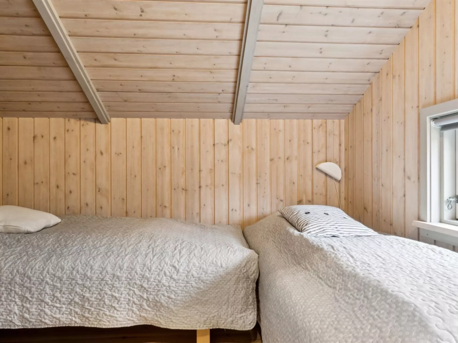 "Arent" - 1.1km from the sea-Inside