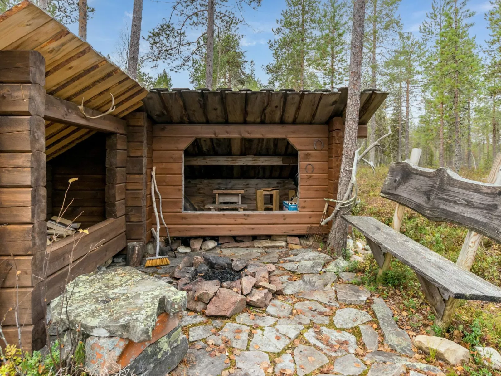 Pyhäpaikka 2-Dedans