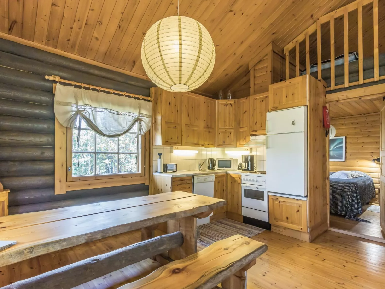 Mötönpesä 2-Drinnen