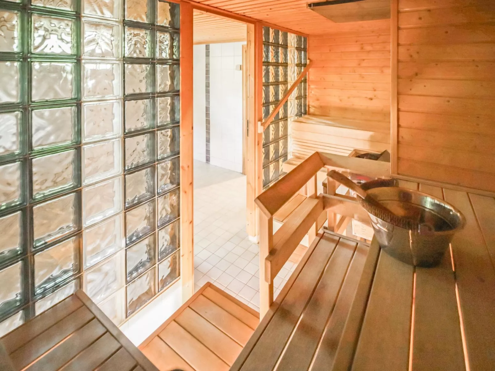 Lövgårdenin lohimaja-Inside