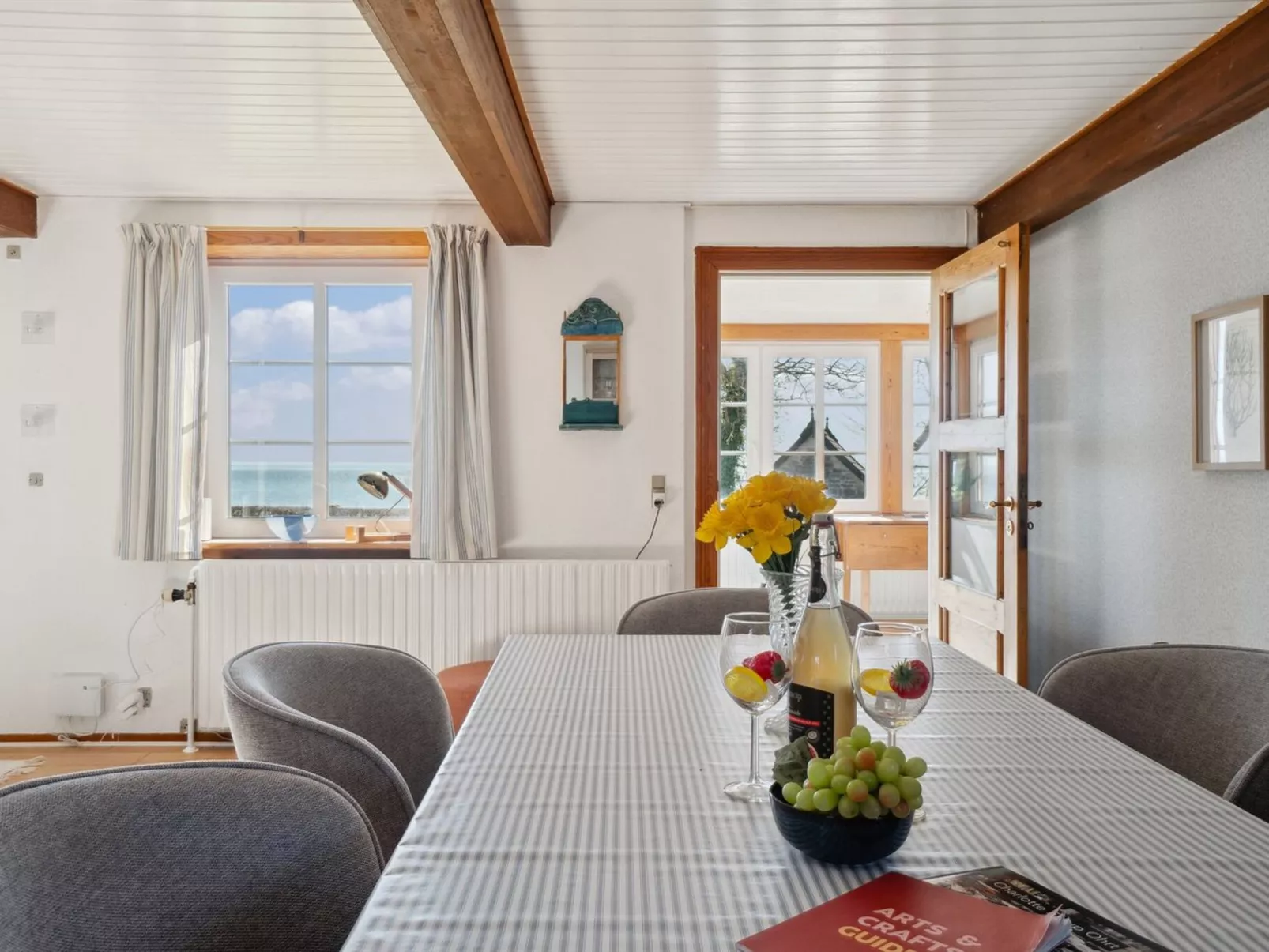 "Hakon" - 40m from the sea-Inside