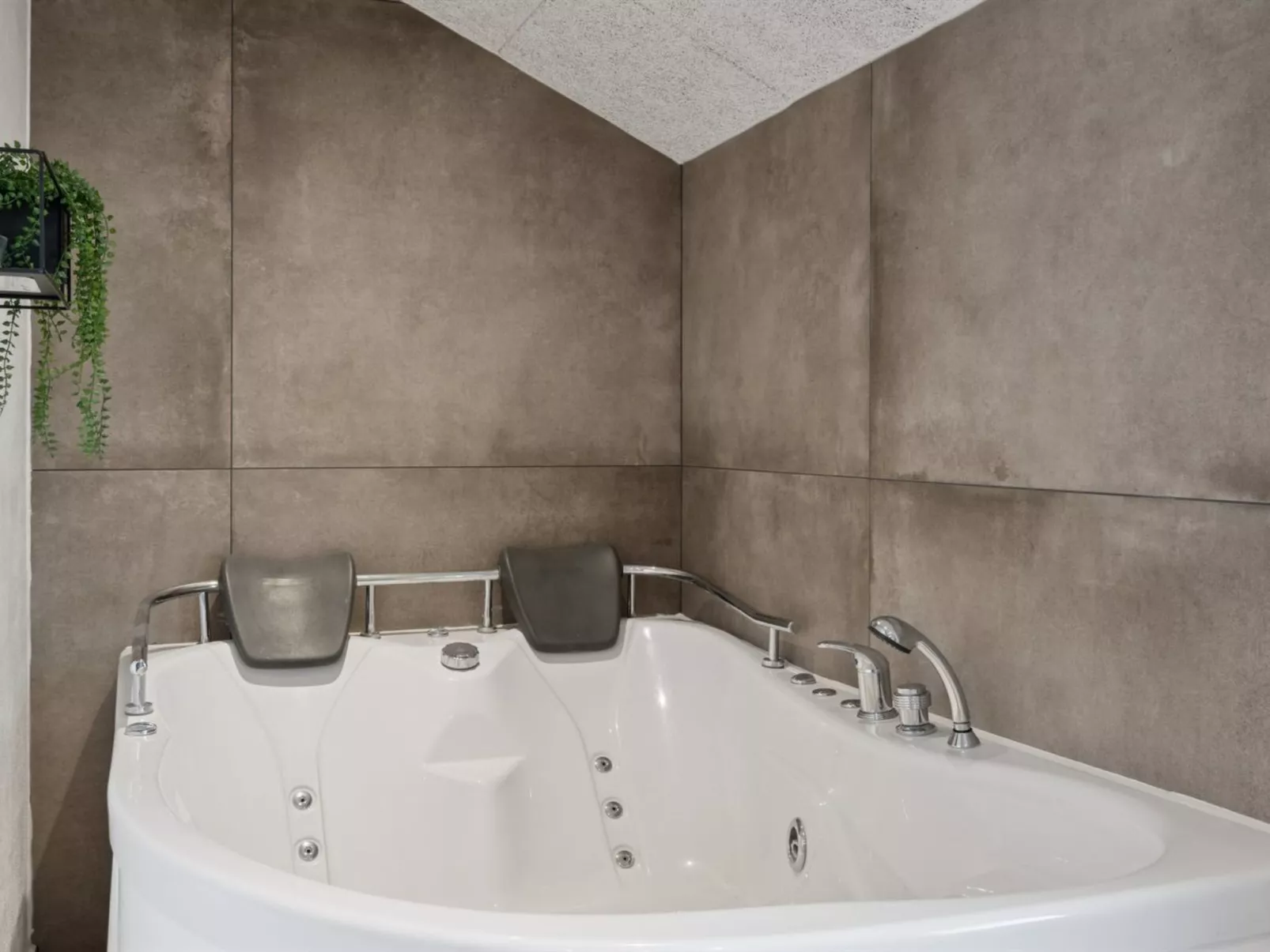 "Akira" - 250m from the sea-Inside