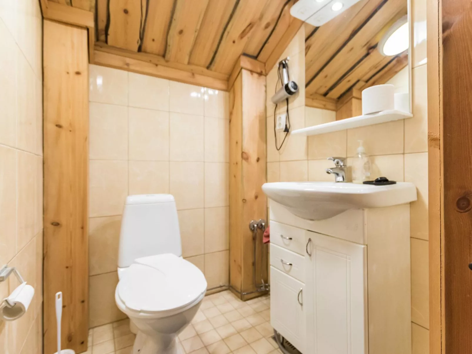 Eräkorven kelotupa-Dedans