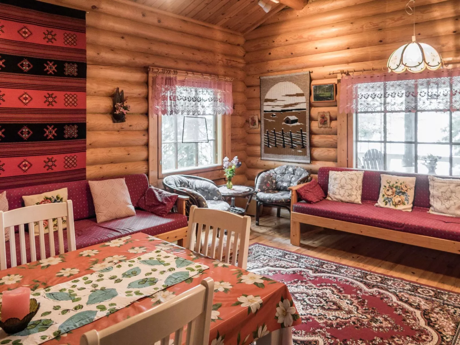 Huotarin mökki-Inside