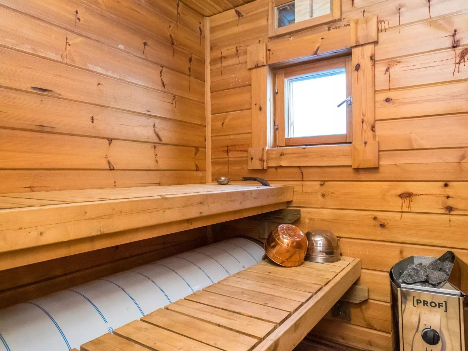 Ukkoloma b paritalo-Drinnen