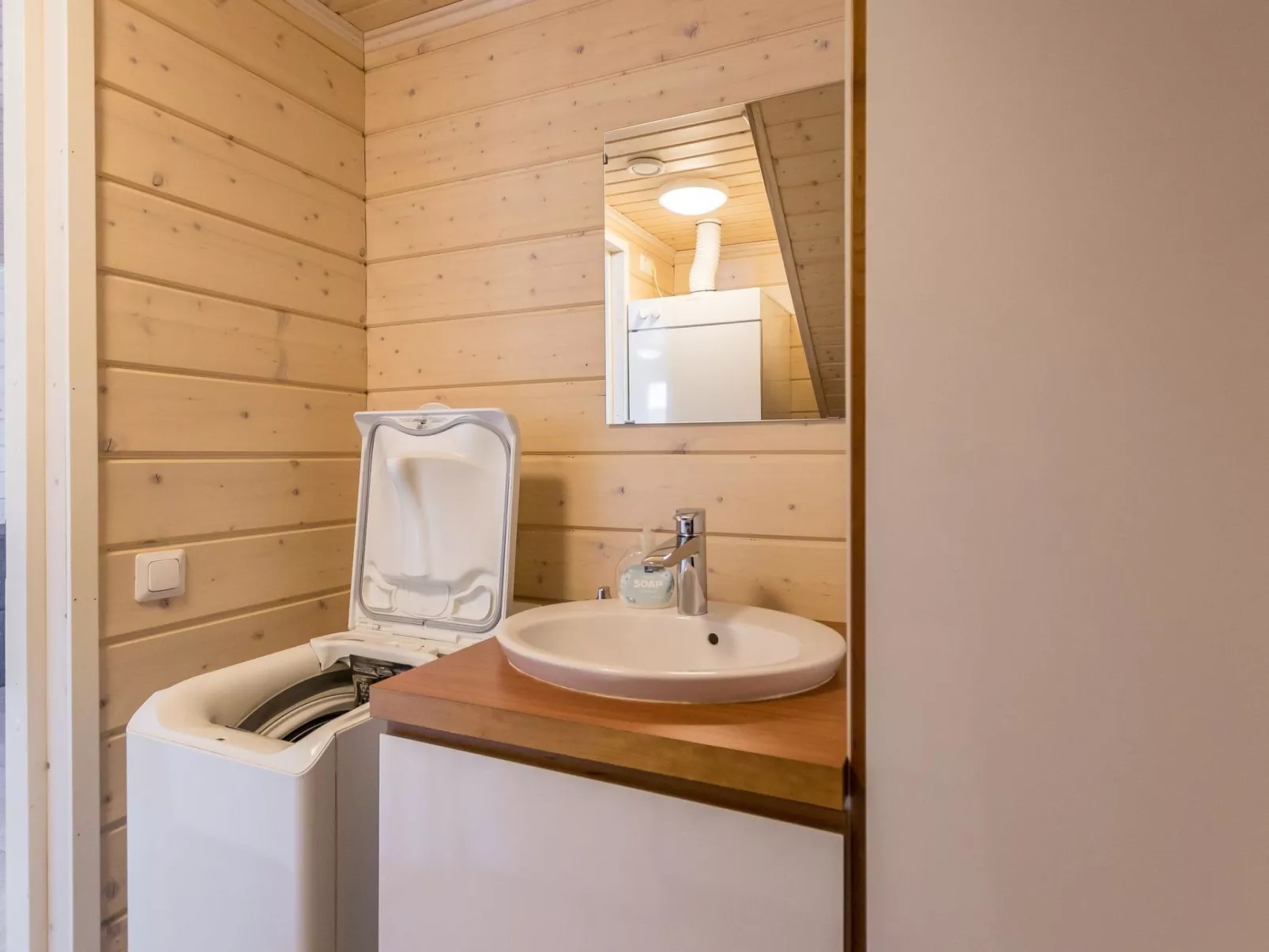 Hallan karhu b, paritalo-Inside