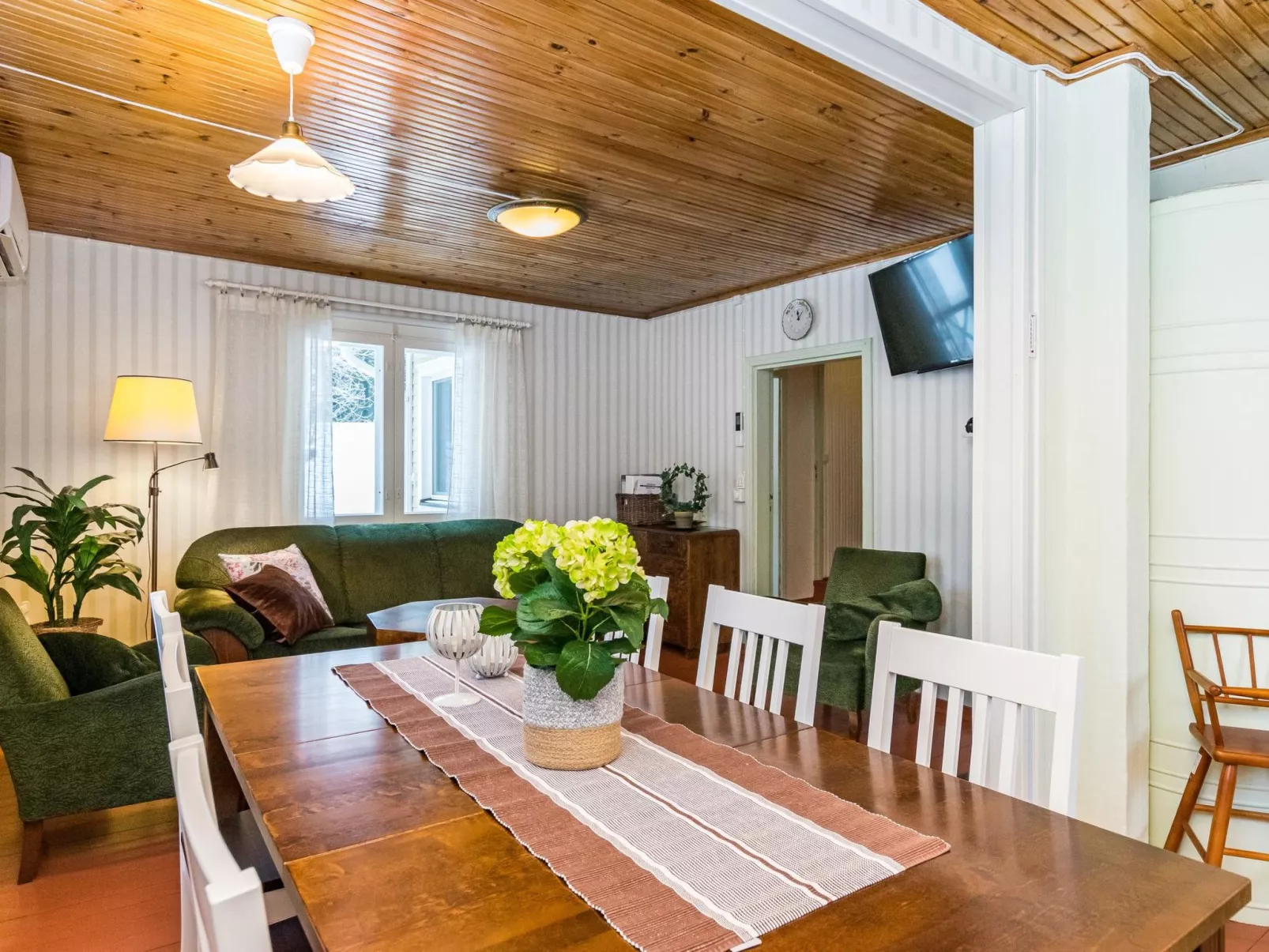 Wanha karminranta-Inside