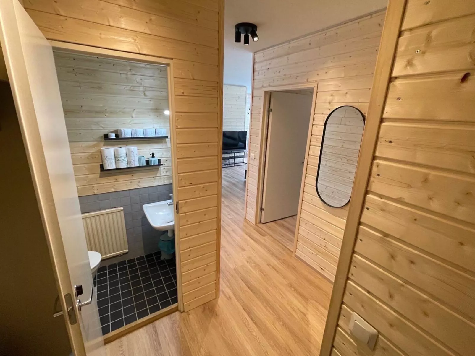 The cozy loggers suite-Inside