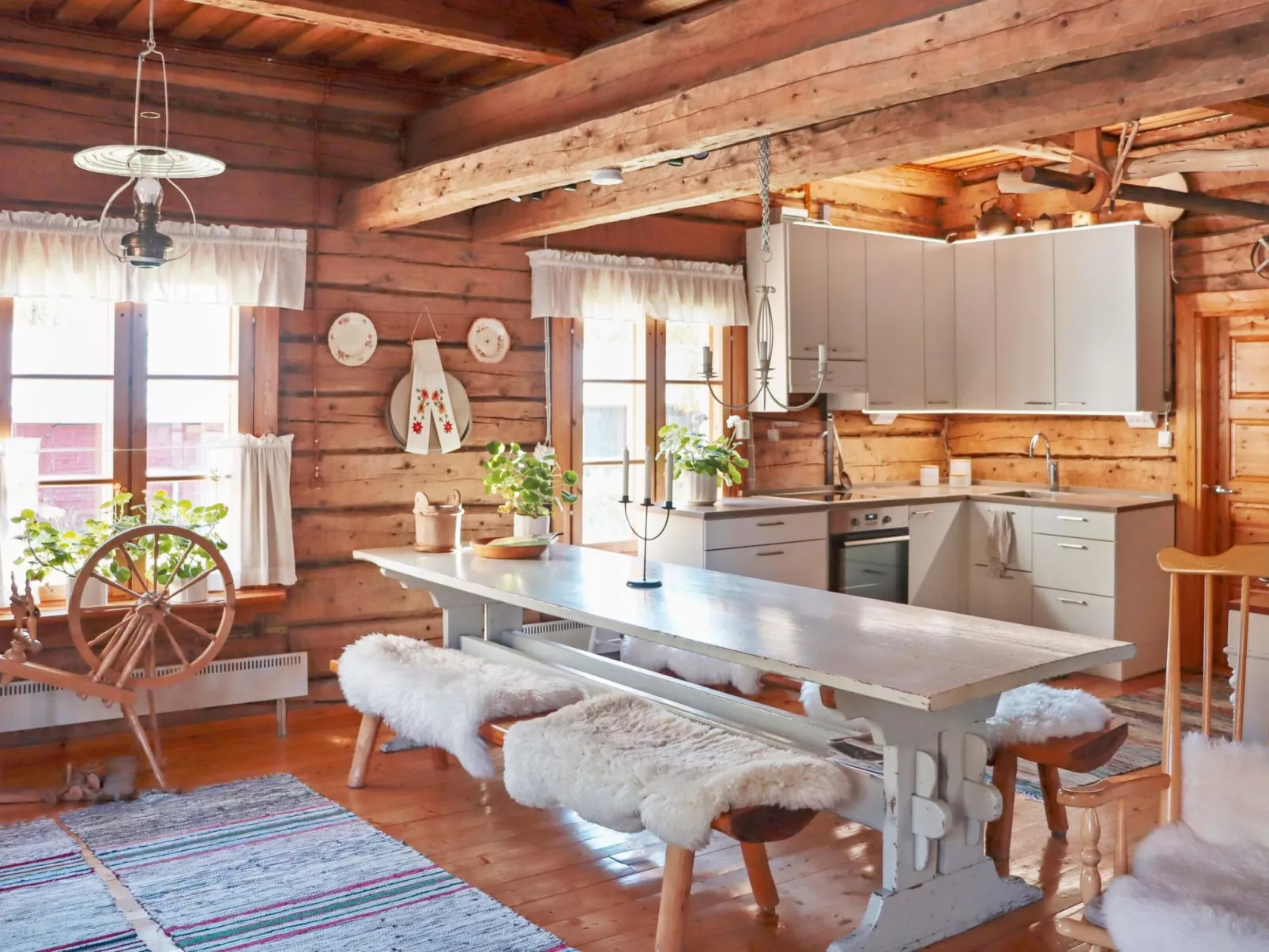 Laattajan hirsipirtti-Inside