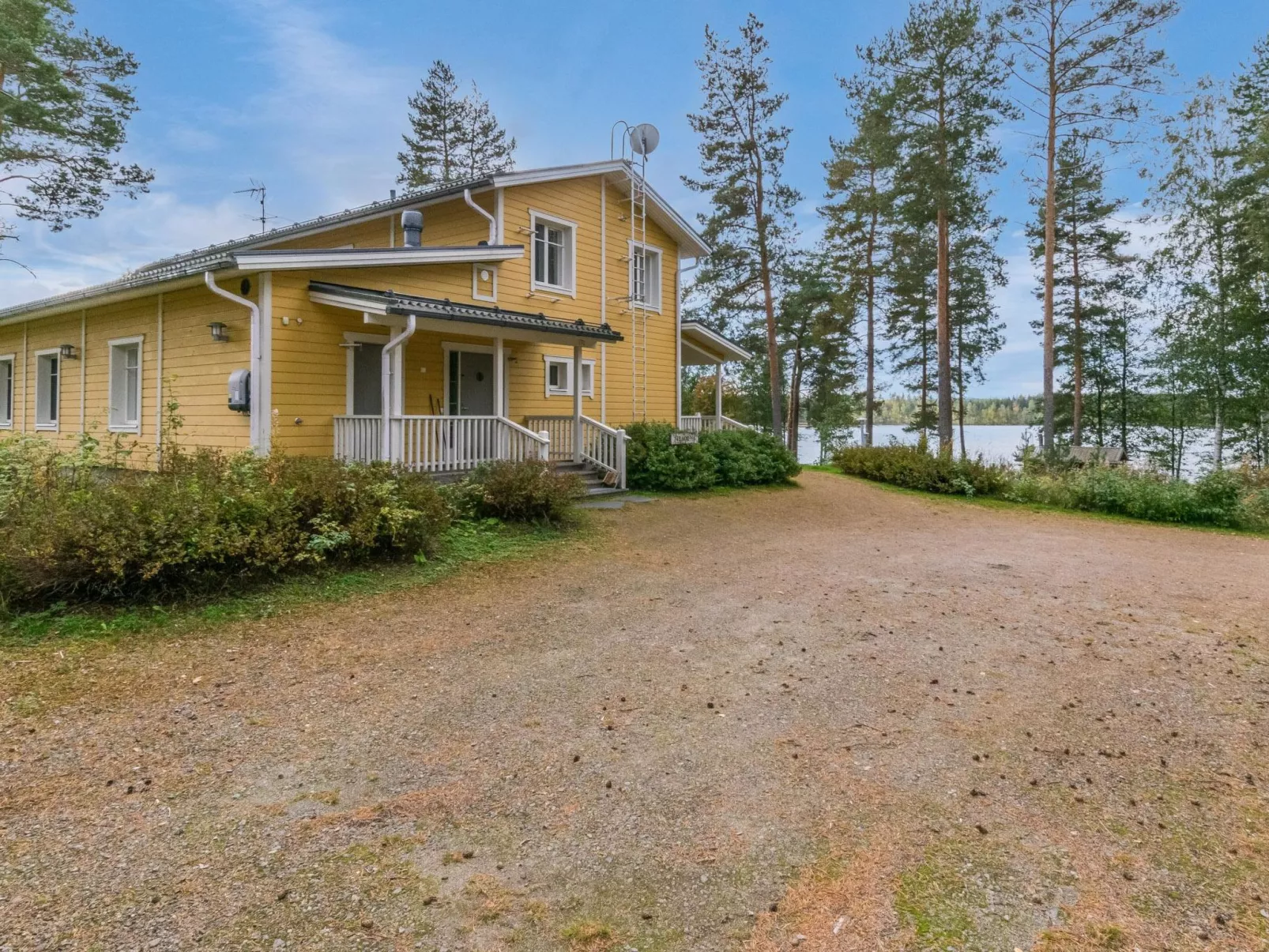 Kartanohuvila-Inside