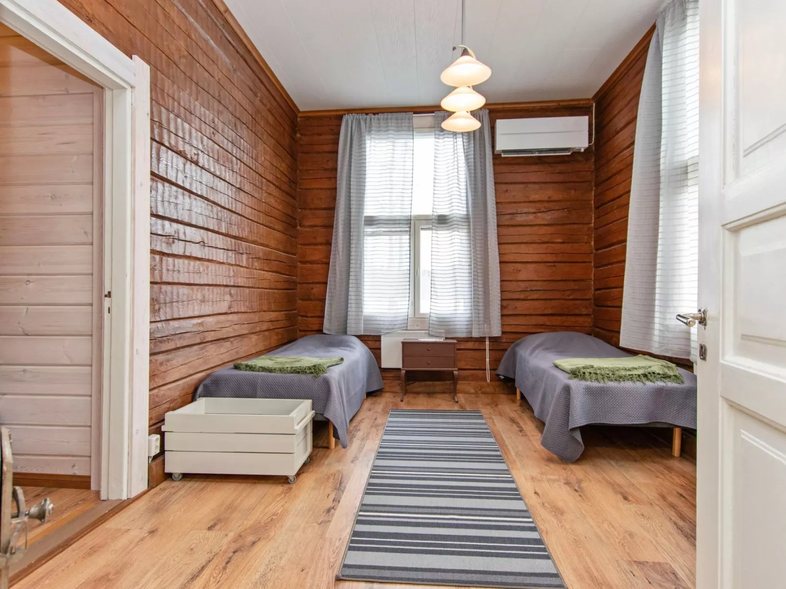 Kaislajärven huvila-Drinnen