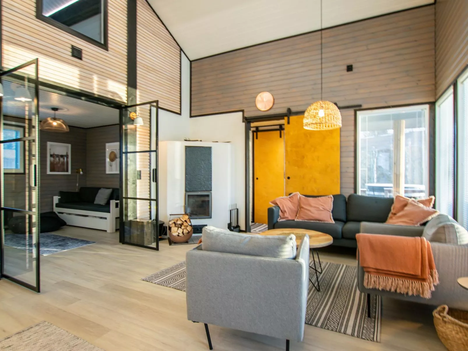 Aurinkopaikka-Dedans