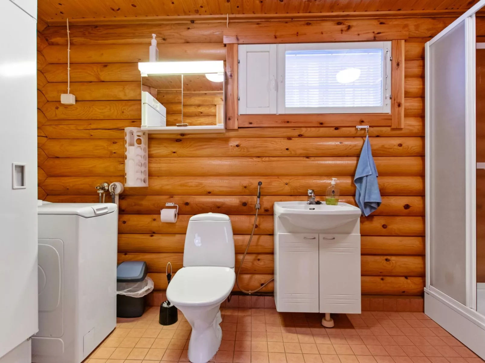 Kilpolan orvokki-Inside