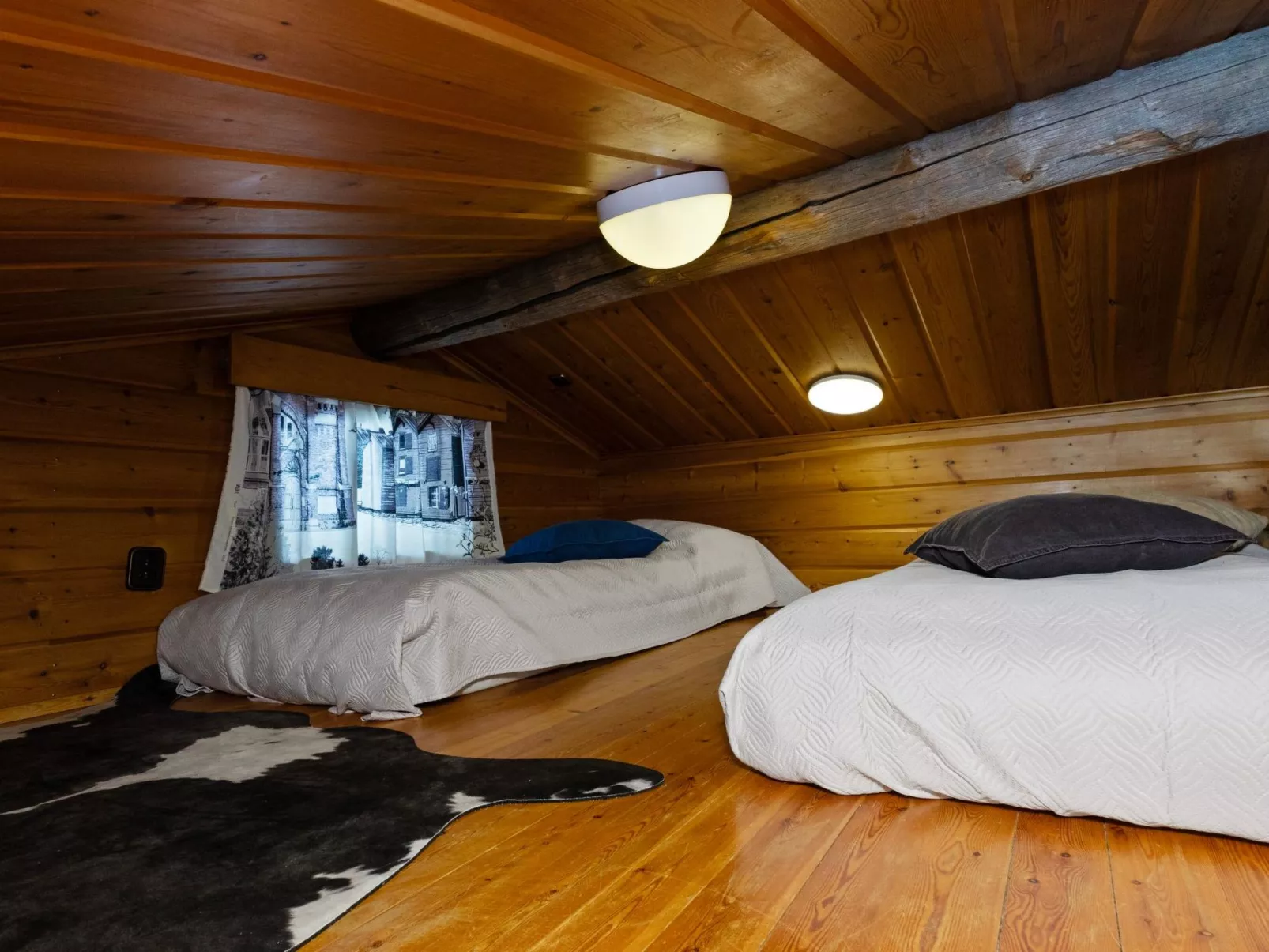 Mustalampi 5 satakieli-Dedans