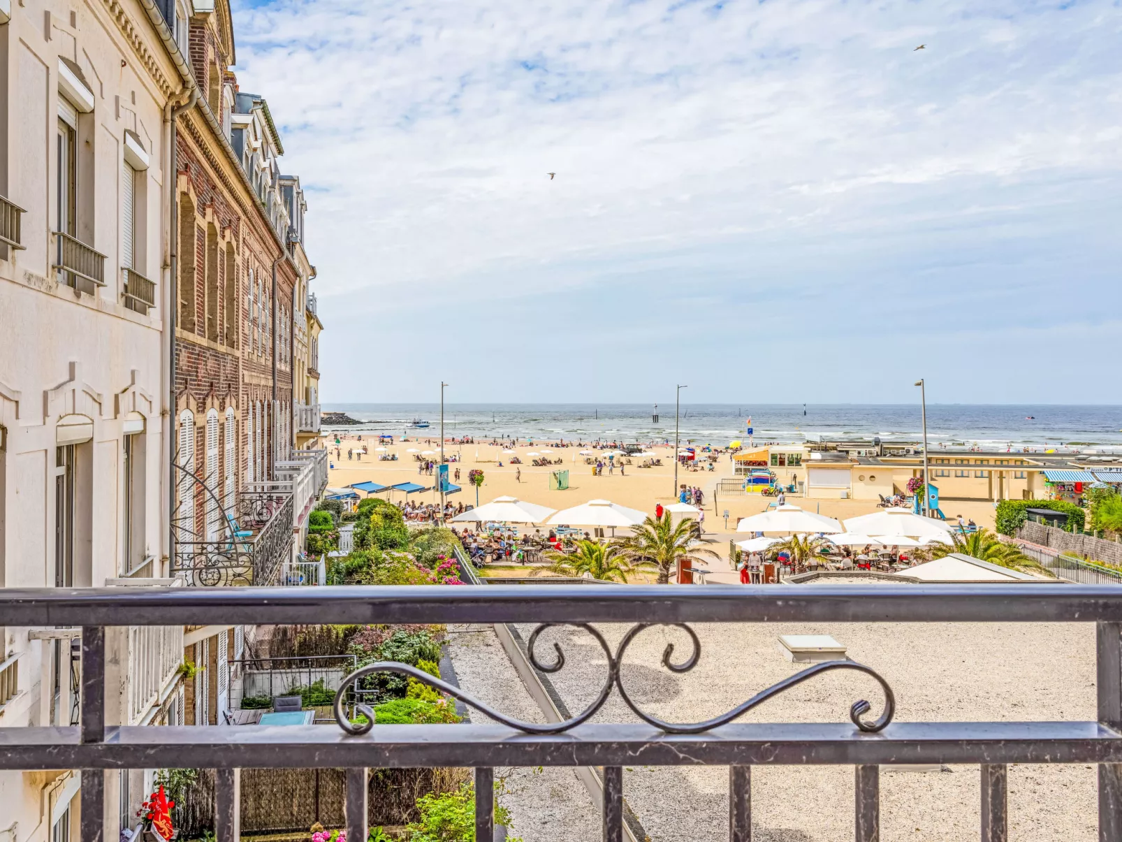 L'hôtel de Paris-Outside