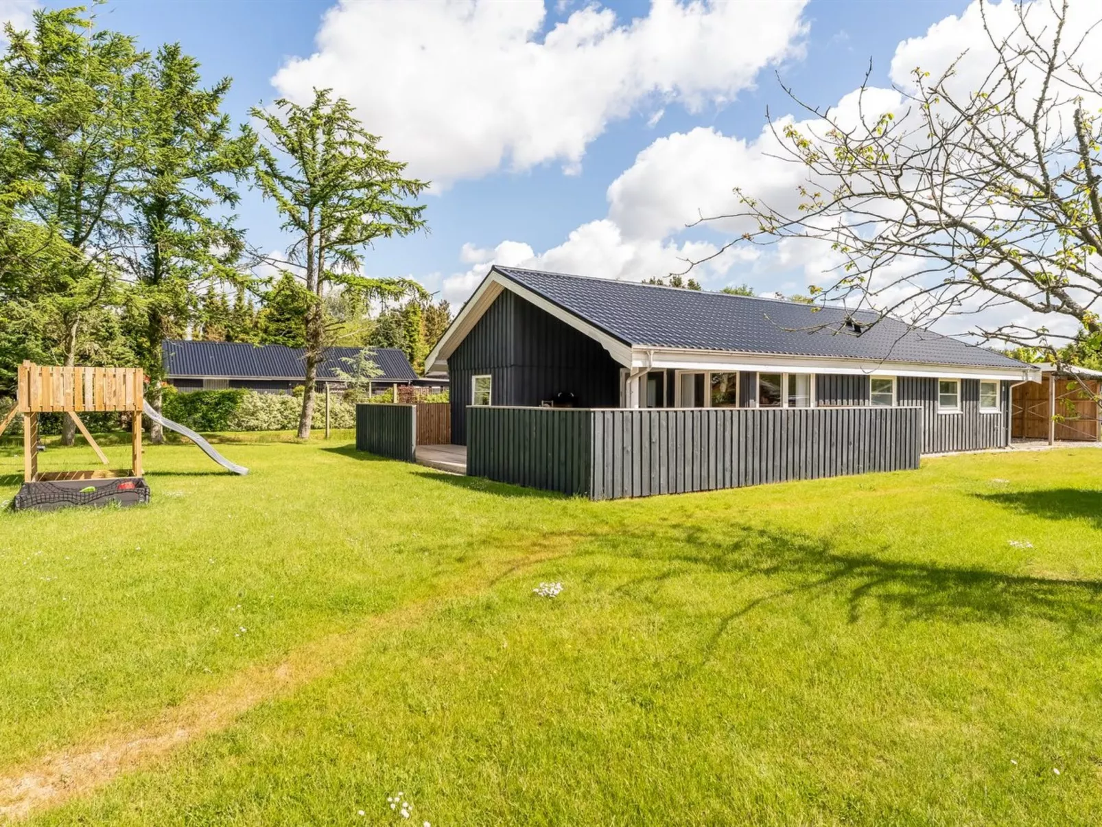 "Ebertine" - 740m to the fjord-Outside